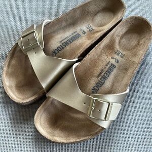 Like new Birkenstock Sandals 39 8.5 gold metallic one strap slides slip in shoe